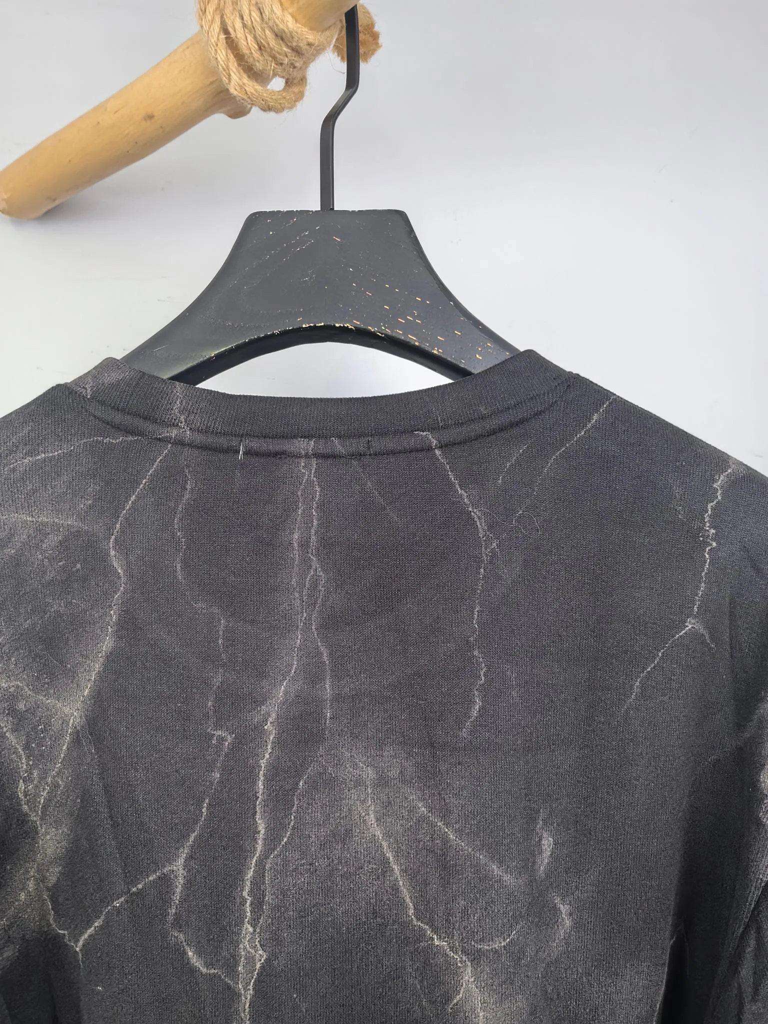 P420 Chrome Hearts 2025 Autumn and Winter New Design Sweatshirt Official website synchronized! This T-shirt combines minimalist design with exquisite details. The oversize trim is reminiscent of Tyrolean dress details, summoning modern new ideas, creating a different conceptual pattern, and injecting rich connotation into the traditional cotton T-shirt. The LOGO on the front graphic webbing is unique and makes the brand more distinguished. It highlights the style of a big brand, sets off the minimalist design style, and reveals the elegance at a glance! As a brand that pursues design and tailoring techniques, the materials used will never disappoint! The body of this shirt is made of Solona cotton blended 400g fabric, which is noble and exquisite. The cotton surface is full, soft and skin-friendly. In short, such a classic style is a must-have for autumn and winter! M-3XL